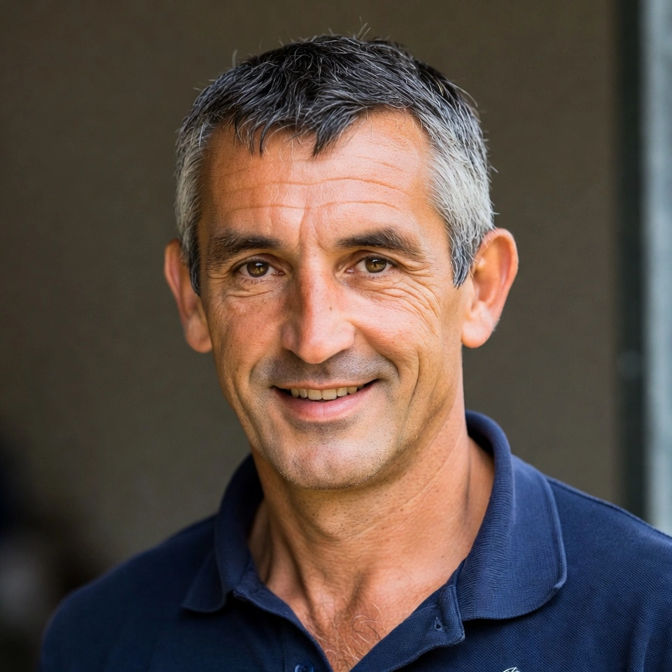 Portrait de Jo, plombier artisan utilisant ActiPay pour automatiser ses relances