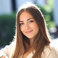 Portrait de Léa, freelance en marketing digital utilisant ActiPay