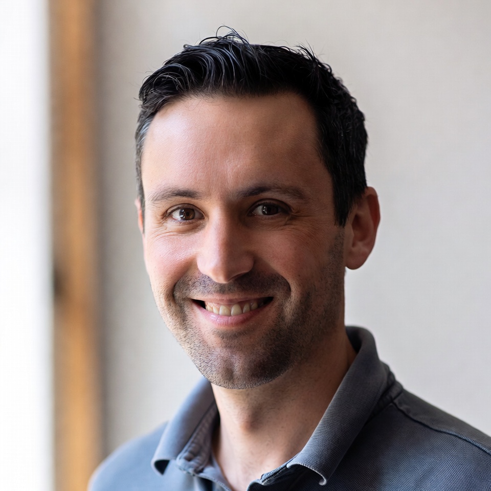 Portrait de Marc, auto-entrepreneur en graphisme utilisant ActiPay sur mobile