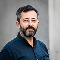 Portrait de Romain, électricien artisan utilisant ActiPay sur mobile